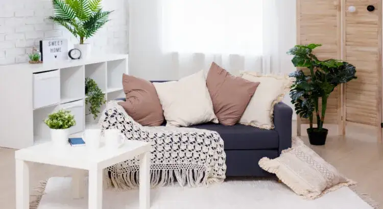 Jak urządzić salon z białymi meblami, aby uniknąć monotonii i nudy