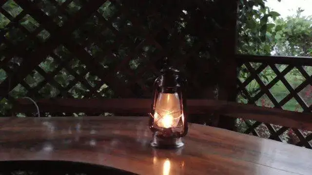 Jak oświetlić pomieszczenie bez prądu? Sprawdzone sposoby na ciemność