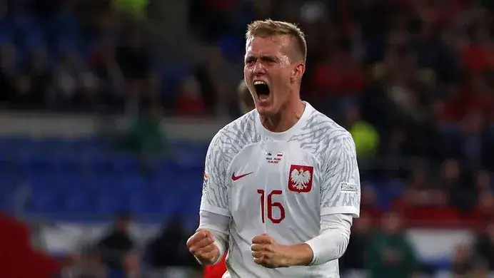 Kamil Grabara zarobki: Ile naprawdę zarabia jeden z najlepszych bramkarzy?