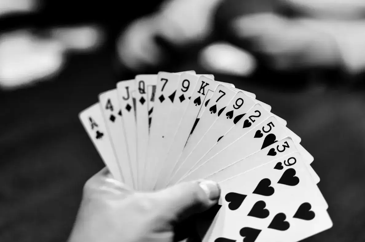 Gra karciana to nie loteria. Dlaczego gracze postrzegają siebie jako strategów?