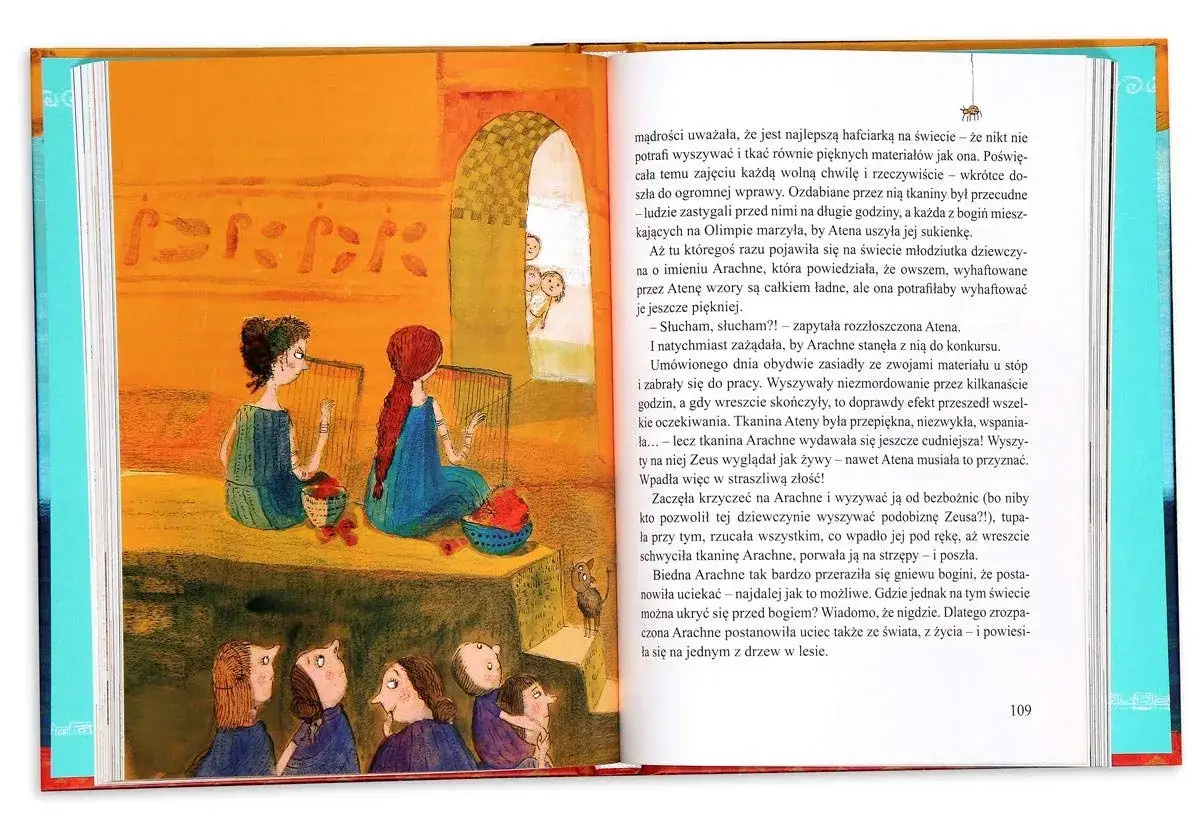 Ilustracja do mitów greckich dla dzieci: Arachne i Atena rywalizują w hafcie. Dziewczyny siedzą przy krosnach, a zza łuku wyglądają zaciekawione dzieci.
