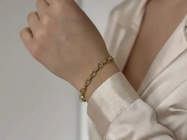 Złoto czy srebro typ urody - jak wybrać idealną biżuterię?