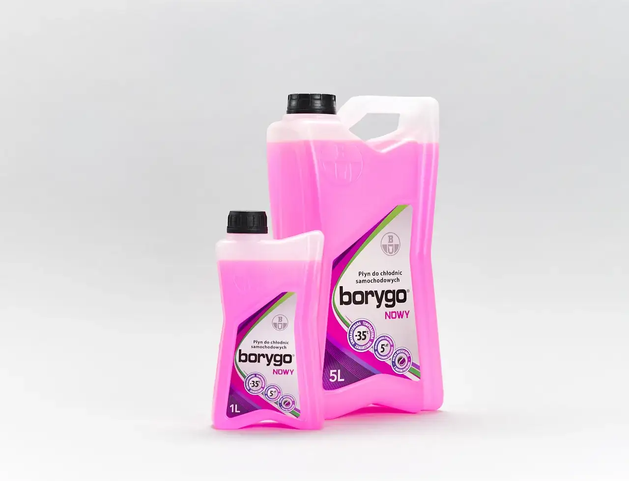 Dwa różowe kanistry z płynem do chłodnic Borygo na białym tle.