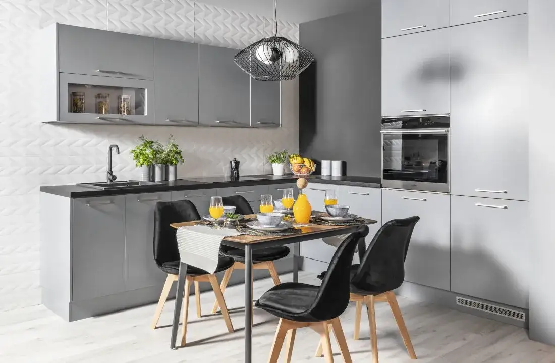 Jak zmienić blat stołu - proste kroki, które zaoszczędzą czas i pieniądze