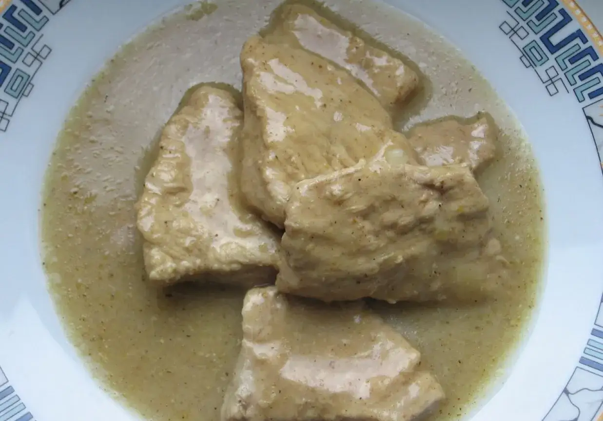 Kawałki wieprzowiny w sosie. Idealne do duszenia, by uzyskać delikatne mięso.