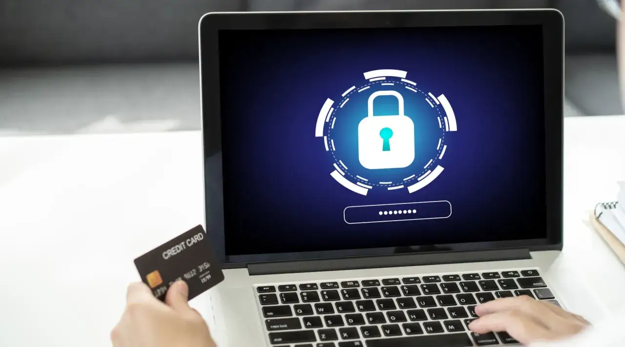 Chroń swoje dane! Dowiedz się, gdzie zgłosić oszustwo internetowe i jak zabezpieczyć kartę kredytową przed cyberprzestępcami.