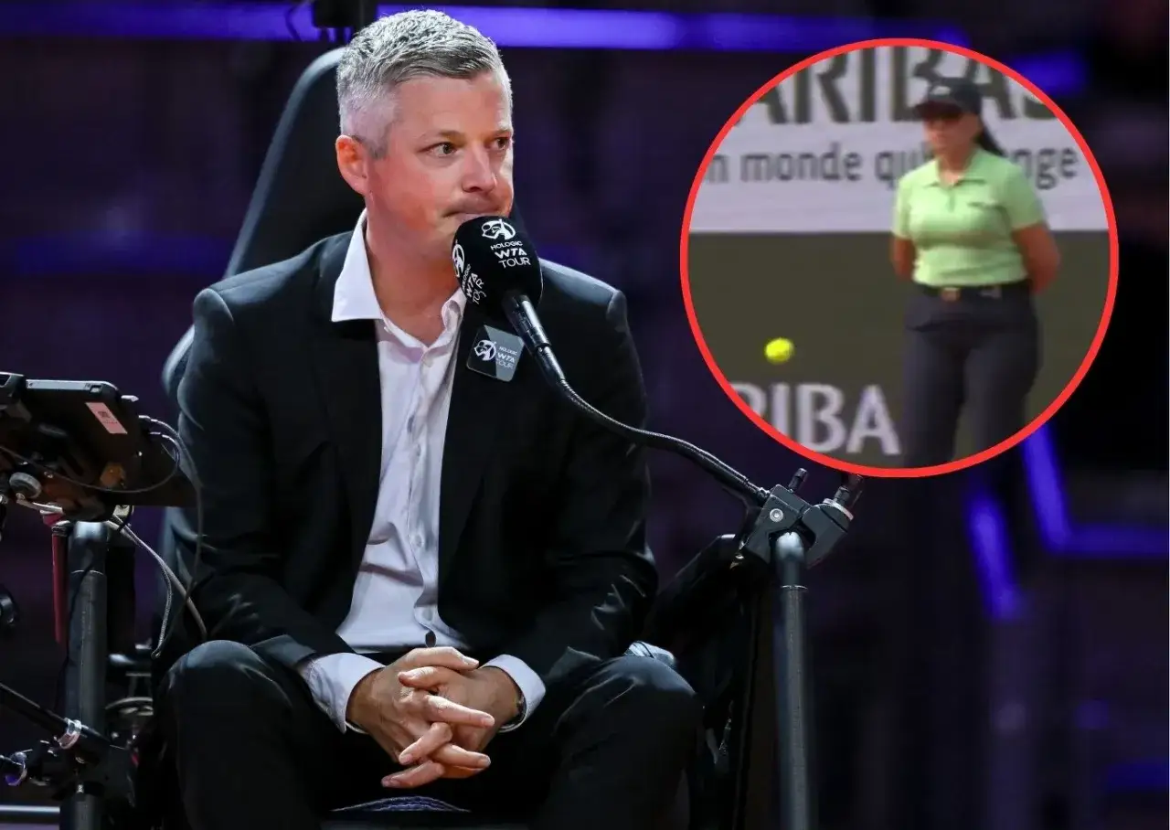 Sędzia na bieżni, w tle kobieta w zielonej koszulce i piłka tenisowa.
