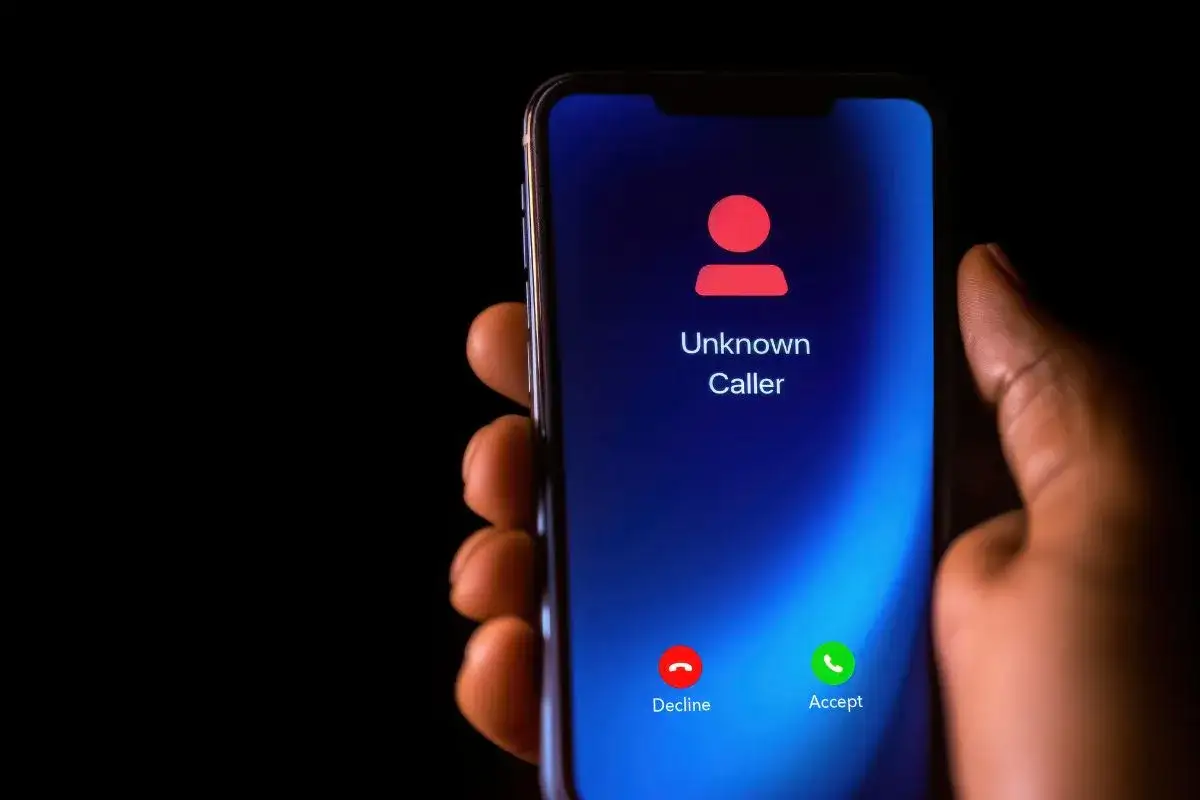 Telefon z ekranem blokady "Nieznany numer". Chcesz wiedzieć, jak zastrzec numer Play?