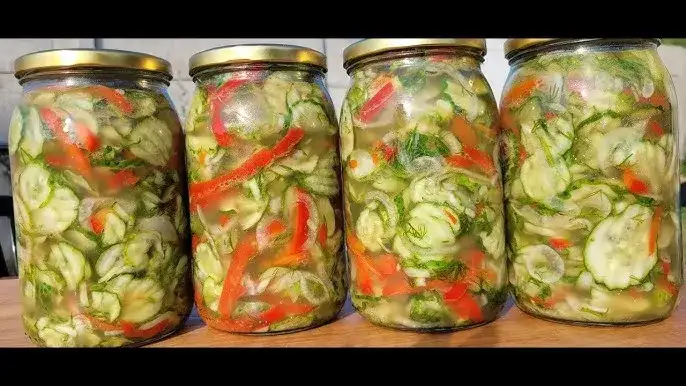 Jak długo pasteryzować sałatkę z ogórków? Klucz do chrupkości