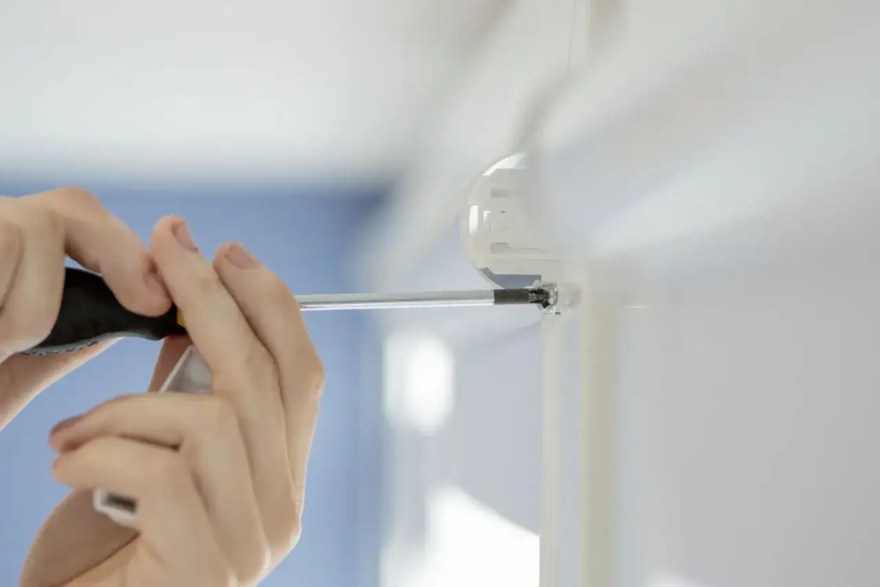 Jak zamontować rolety dzień noc? Poradnik krok po kroku