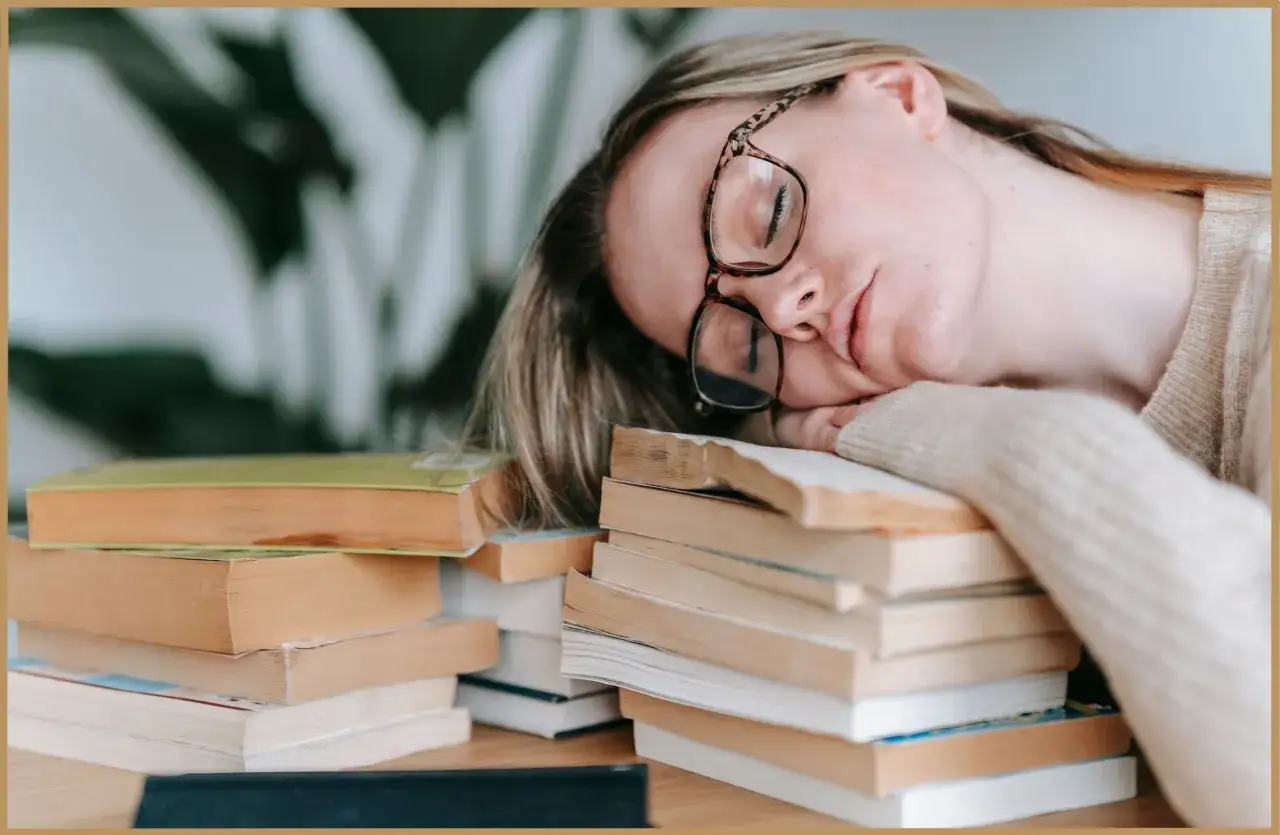 Zmęczona studentka zasnęła na stosie książek, zastanawiając się, psychoza co to.