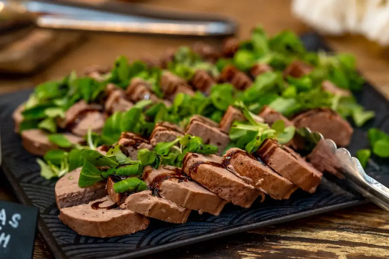 Pasztet: ile może stać? Terminy, mrożenie i oznaki zepsucia