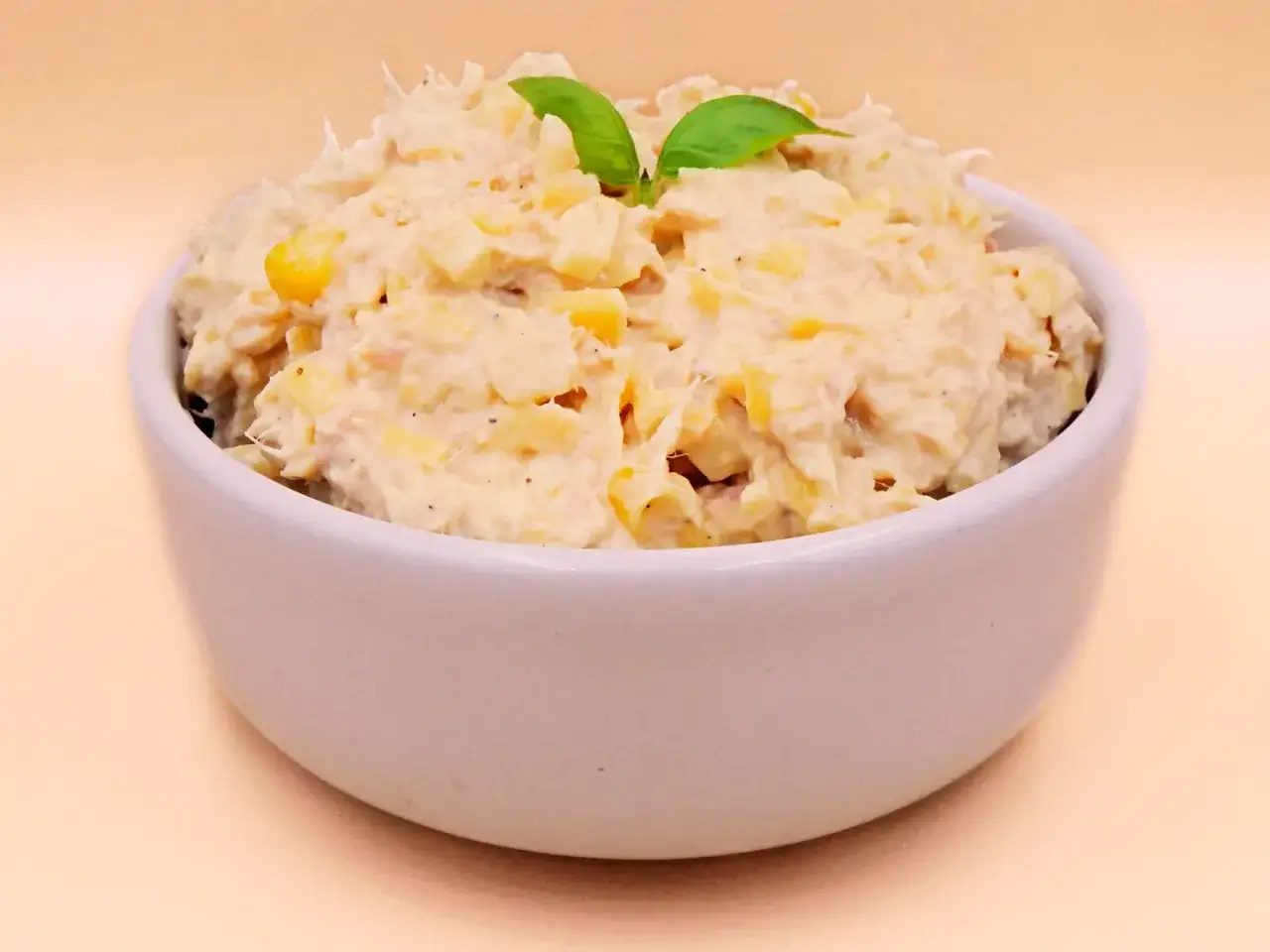 Szybka sałatka z tuńczyka z puszki - łatwy przepis na pyszne danie