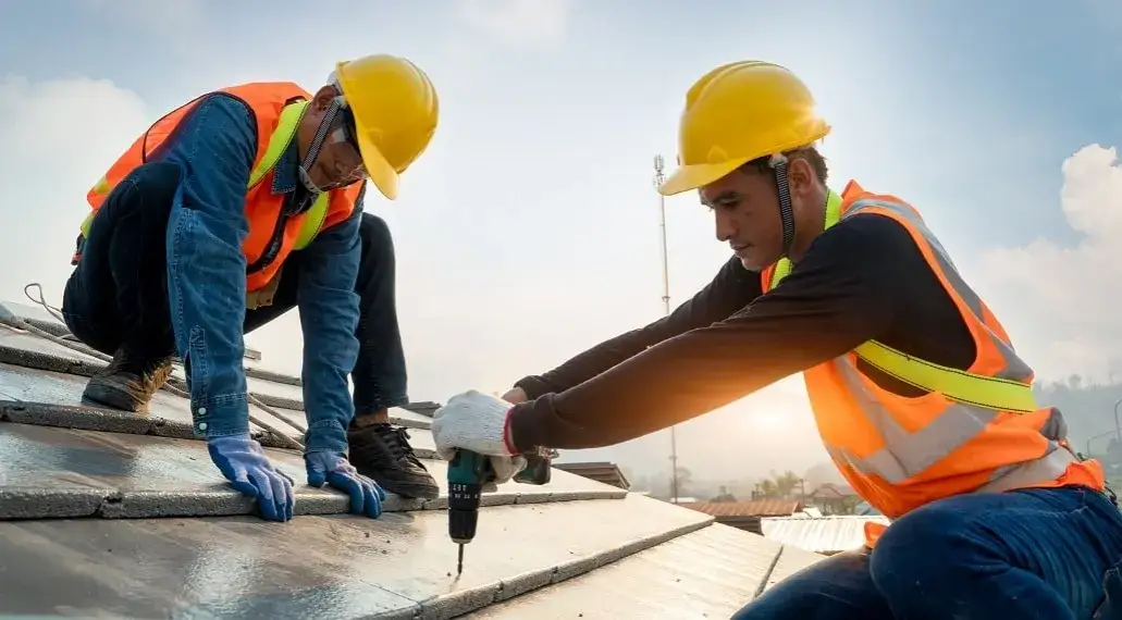 Jak zostać dekarzem? Przewodnik: kwalifikacje, zarobki, praca