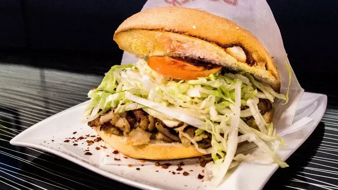 Kebab: Jakie mięso wybrać? Kurczak, wołowina, baranina pod lupą