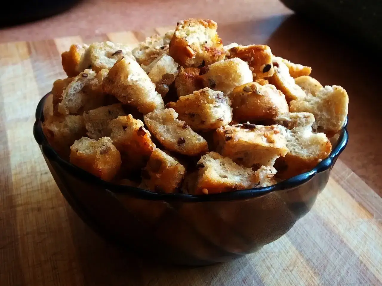 Miseczka pełna chrupiących grzanek, idealnych do zupy. Proste i pyszne, jak zrobić grzanki do zupy w domu.
