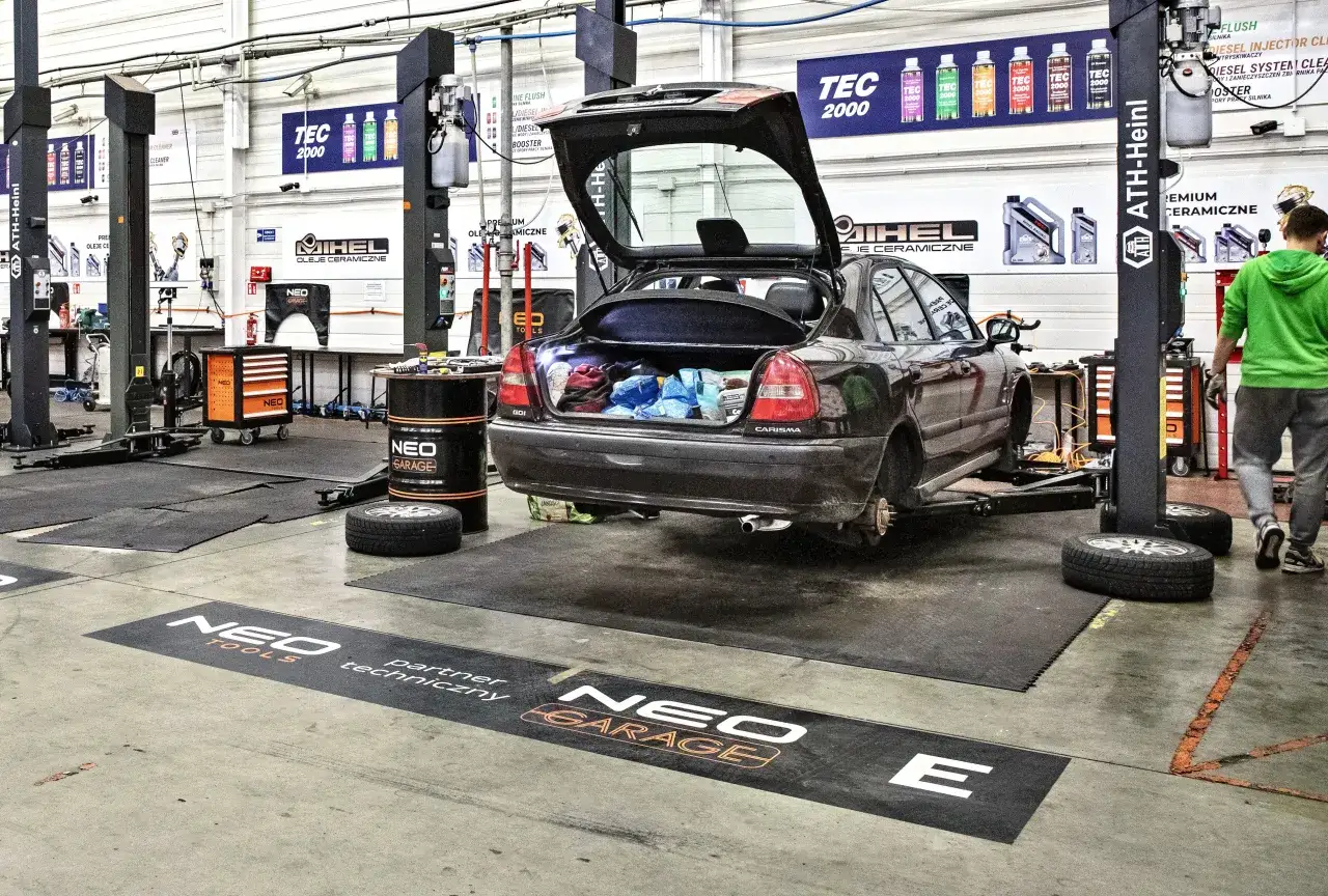 Warsztaty samoobsługowe Warszawa: Napraw auto taniej i sam!