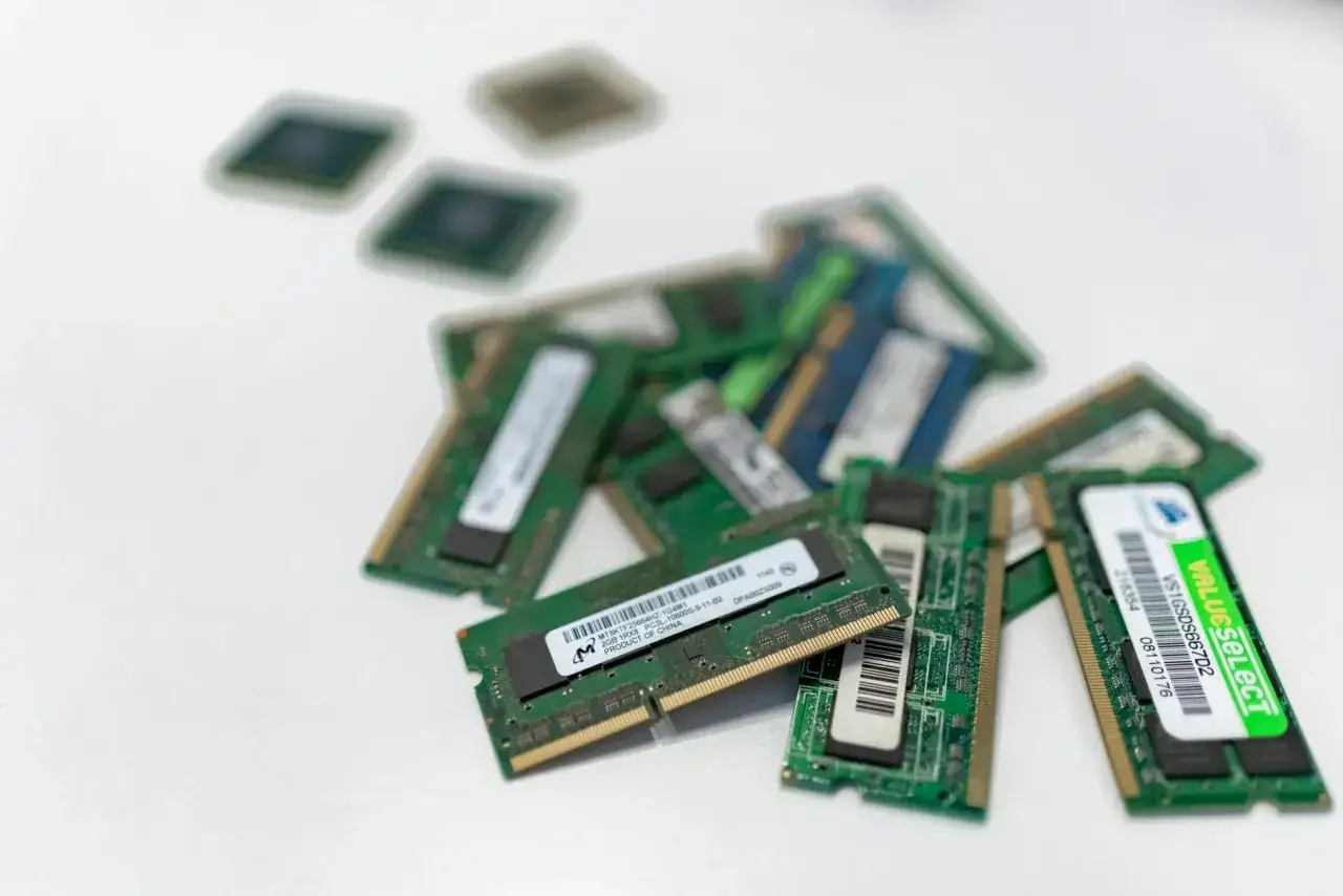 Stos starych modułów RAM, niektóre wyglądają jak DDR3, inne jak DDR4, czekają na recykling.