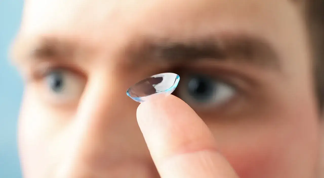Soczewki przed czy po makijażu? Uniknij podrażnień i błędów