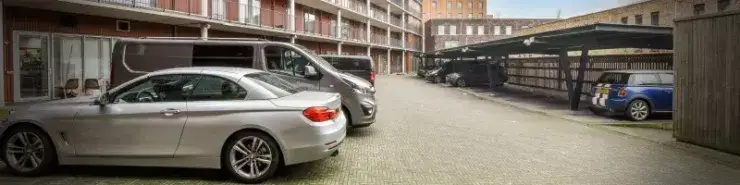 Czy można parkować tyłem do budynku? Sprawdź przepisy i uniknij mandatu