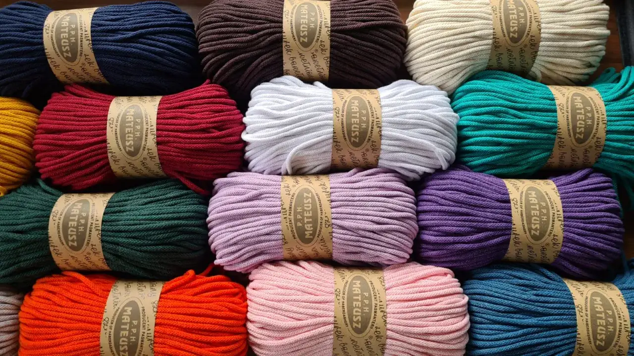 Sznurki do makramy w wielu kolorach: granatowy, brązowy, kremowy, czerwony, biały, turkusowy, zielony, liliowy, fioletowy, pomarańczowy, różowy, niebieski.