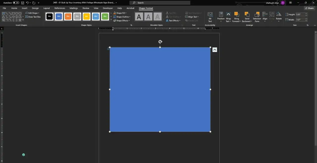 Pokazuje, jak zrobić ramkę w Wordzie, dodając prostokątny kształt.