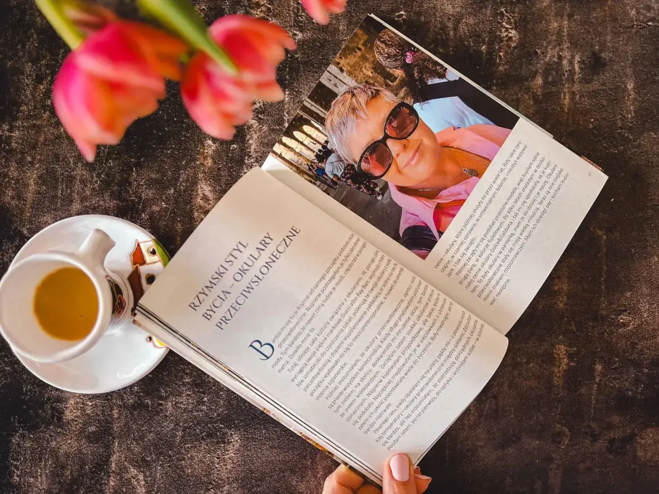 Kobieta z Rzymu w okularach przeciwsłonecznych, czytająca książkę o rzymskim stylu życia.