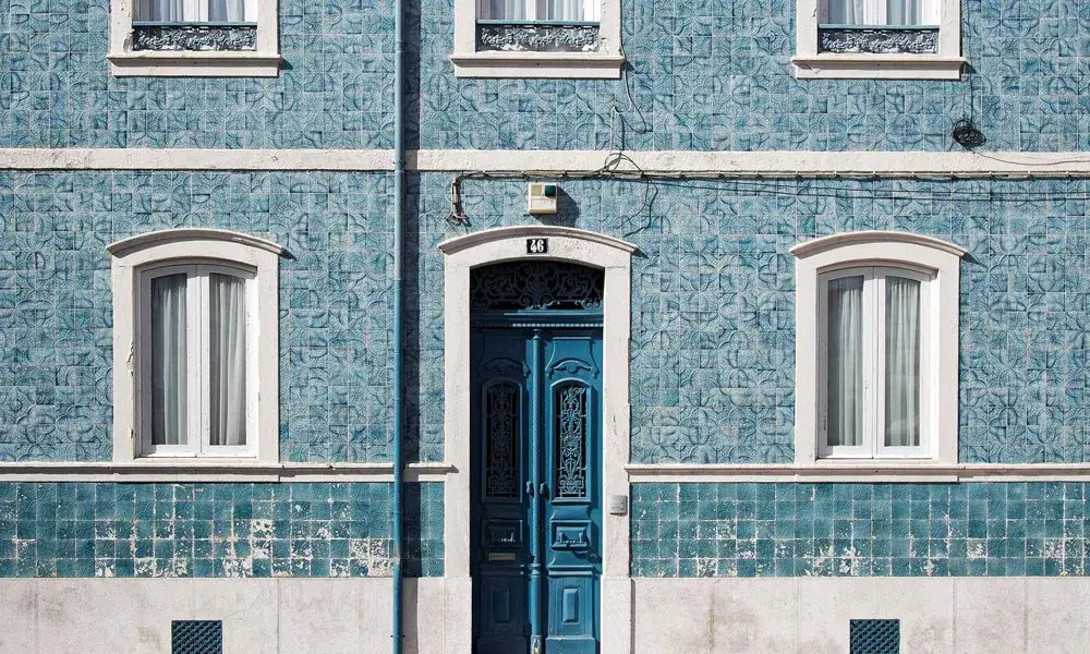 Fasada budynku co to - znaczenie, historia i nowoczesne zastosowania