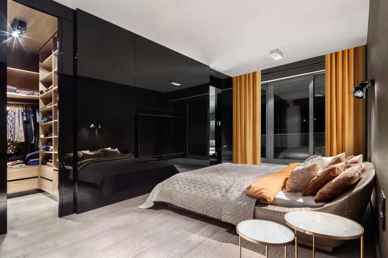 Garderoba w sypialni: Jak ją wydzielić? Pomysły i inspiracje