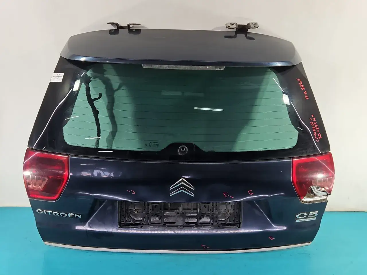 C5 Sedan: Klapa bagażnika opada? Wymień siłowniki sam!