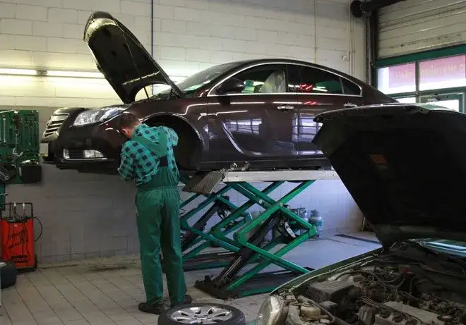 Czy warsztat samochodowy musi być vatowcem? Sprawdź, kiedy to konieczne