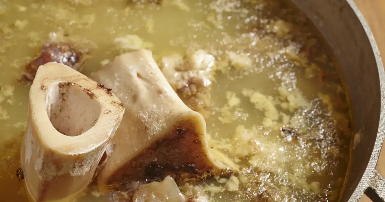 Jak długo gotować kości na zupę? Sekret idealnego wywaru