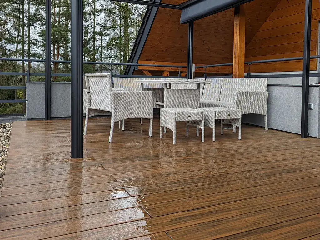 Jaki spadek tarasu z deski kompozytowej zapewni idealne odprowadzanie wody?