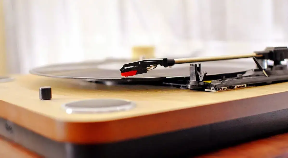 Gramofon jaki wybrać – najlepsze modele dla każdego poziomu zaawansowania