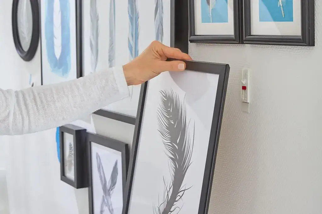 Jak przykleić zdjęcia na ścianę bez uszkadzania i wiercenia