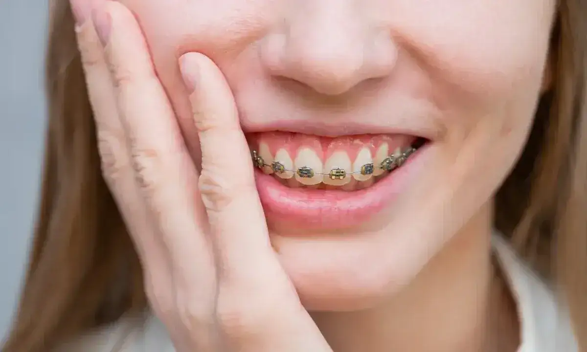 Afty na dziąsłach: Szybkie sposoby na ból i leczenie