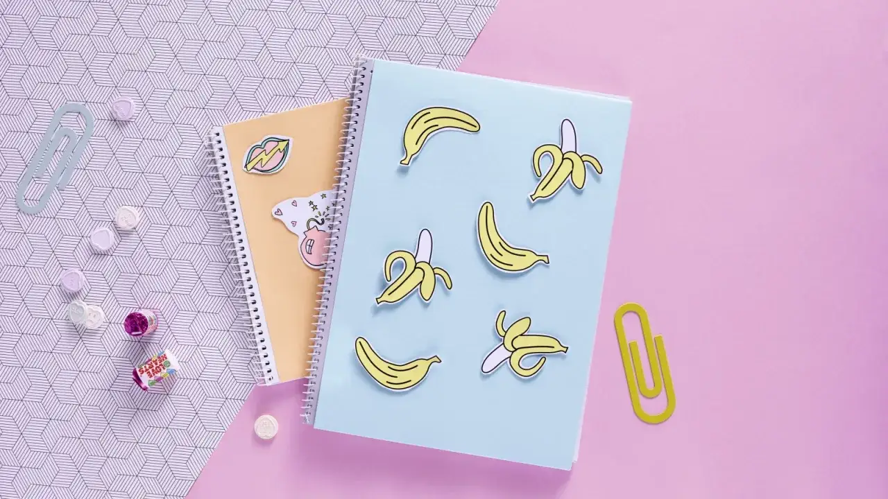 Jak ozdobić zeszyt do polskiego? Naklejki z bananami i serduszkami dodadzą mu uroku!