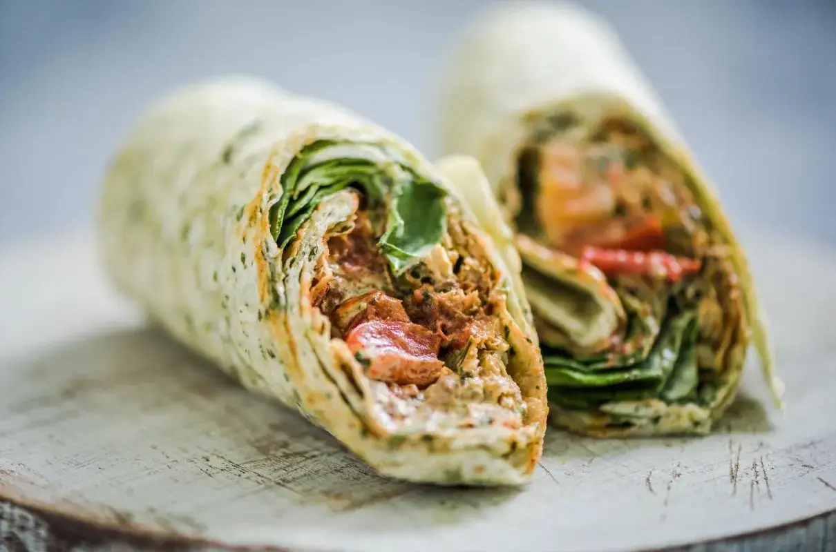Pyszna tortilla z kurczakiem, świeżymi warzywami i kremowym sosem, idealna na szybki lunch.