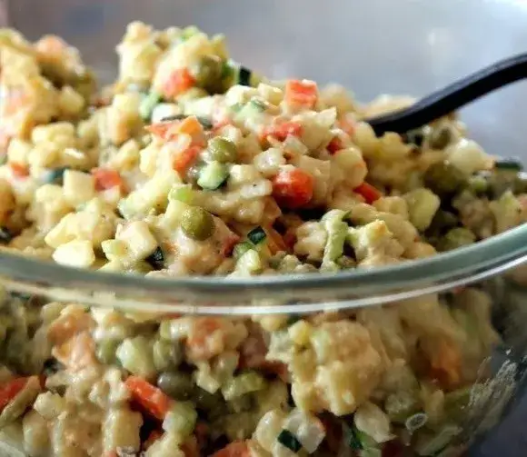 Jaki ogórek do sałatki jarzynowej: kiszone czy konserwowe?