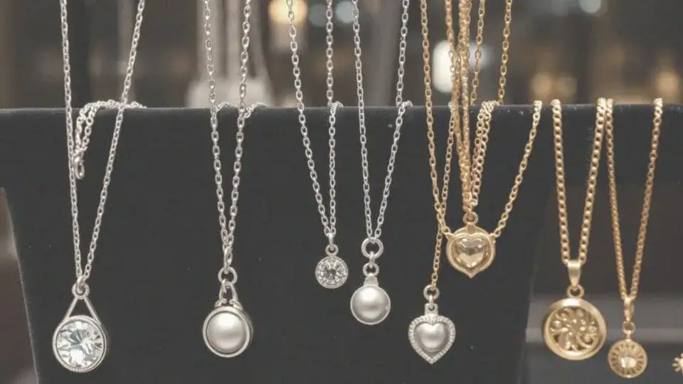 Ile dostanę za srebrny łańcuszek w lombardzie? Sprawdź wartość!