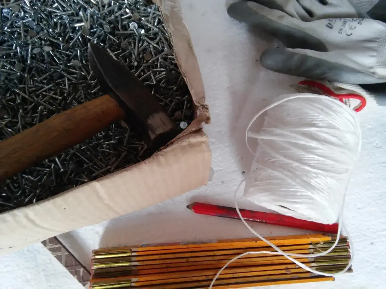 Jakie gwoździe do sznurkowania wybrać, aby uniknąć uszkodzeń materiału?