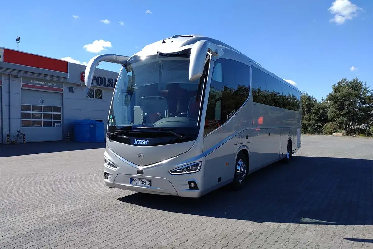 Nowy, srebrny autokar Irizar gotowy do podróży. Zastanawiasz się, ile się jedzie do Bułgarii? Ten komfortowy pojazd zapewni przyjemną trasę.