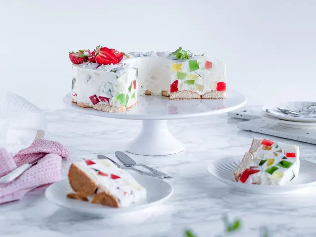 Jak zrobić śmietanowiec z galaretkami - prosty przepis na deser bez pieczenia