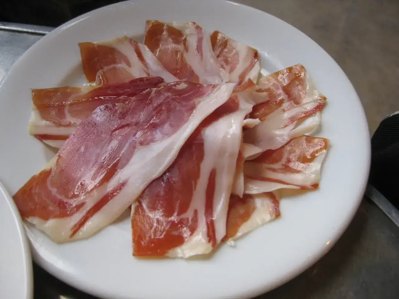 Szynka parmeńska w ciąży? Sprawdź, czy jest bezpieczna!