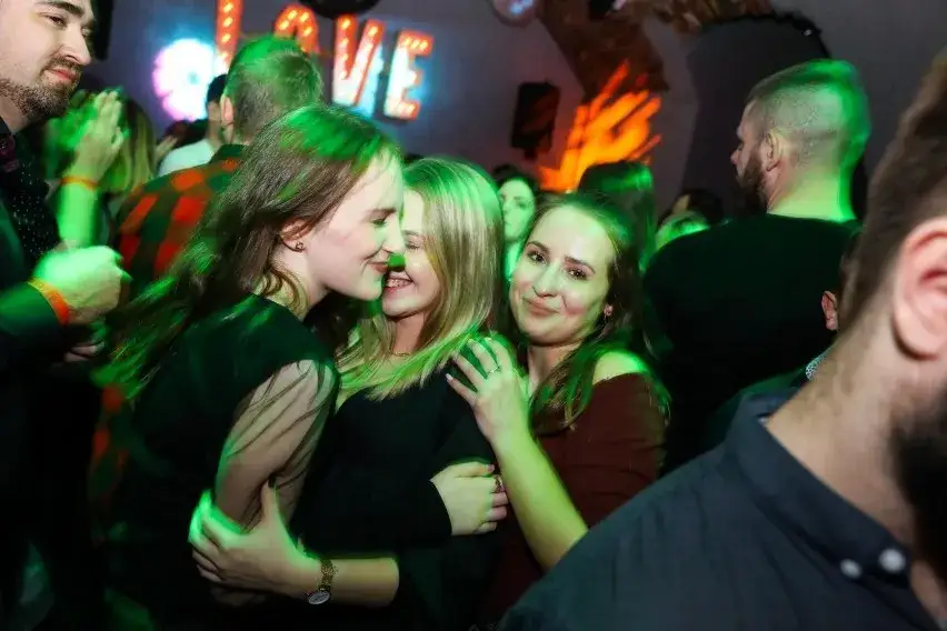 Mielno kluby kiedy otwarte? Sprawdź godziny i popularne imprezy