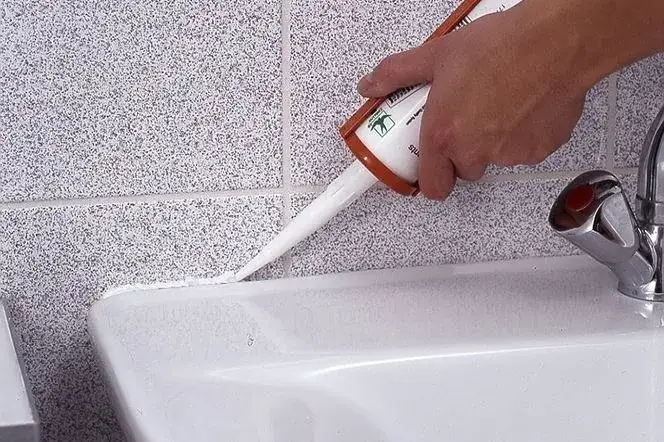 Silikon czy akryl do listew – wybór, który uchroni przed problemami