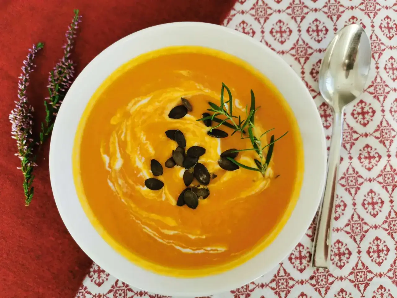 Jak uratować mdłą zupę dyniową? Nadaj jej głębię smaku!