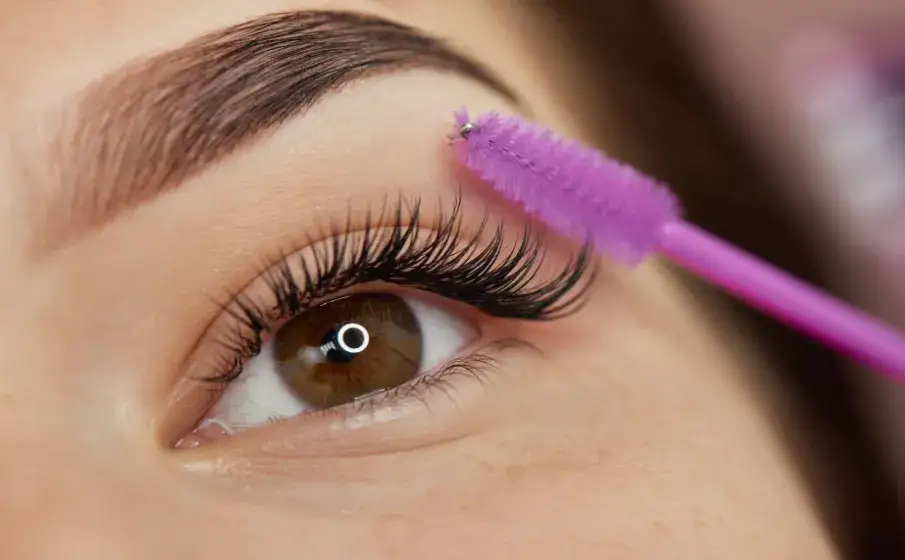 Jak długo się trzymają kępki rzęs? Odkryj sekrety trwałości