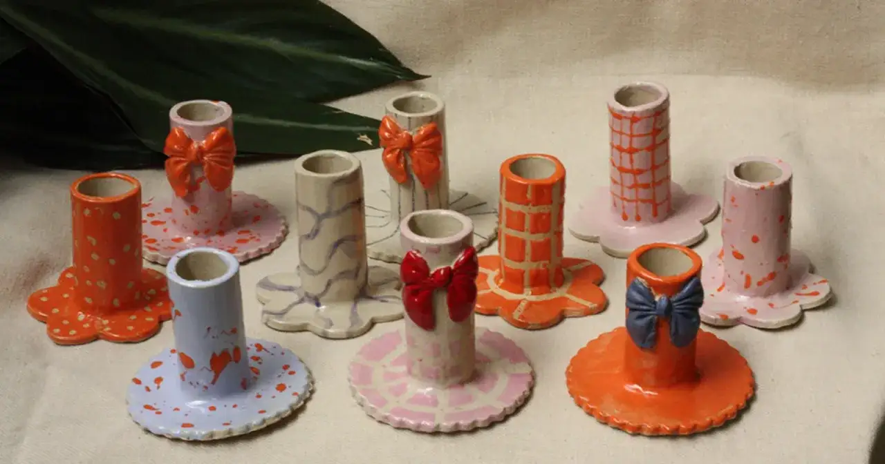 Kolorowe, domowe szkliwienie ceramiki: świeczniki z kokardkami i wzorami.