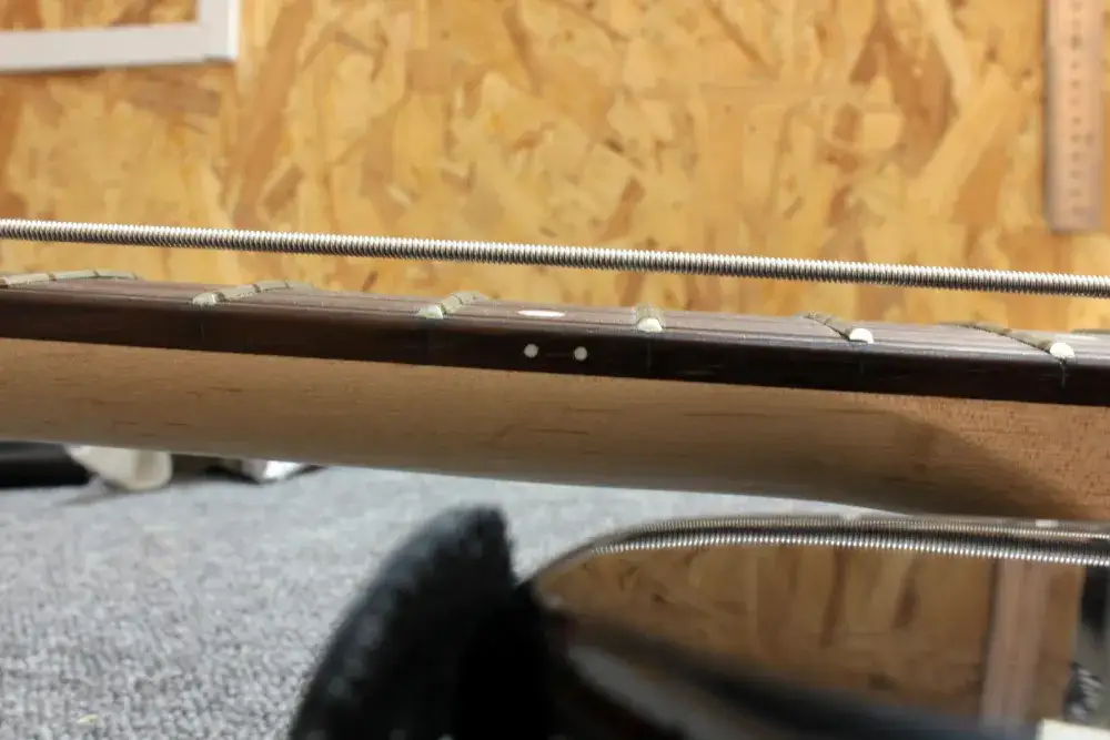 Jak akcja strun w gitarze elektrycznej wpływa na brzmienie i grę